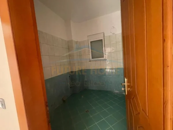 Tirane, shitet apartament 3+1+Ballkon Kati 5, 105 m² 130.000 € (Shkoze)