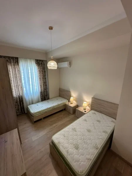 Tirane, jepet me qera apartament 2+1+Ballkon Kati 2, 85 m² 600 € (Rruga e Kavajes)