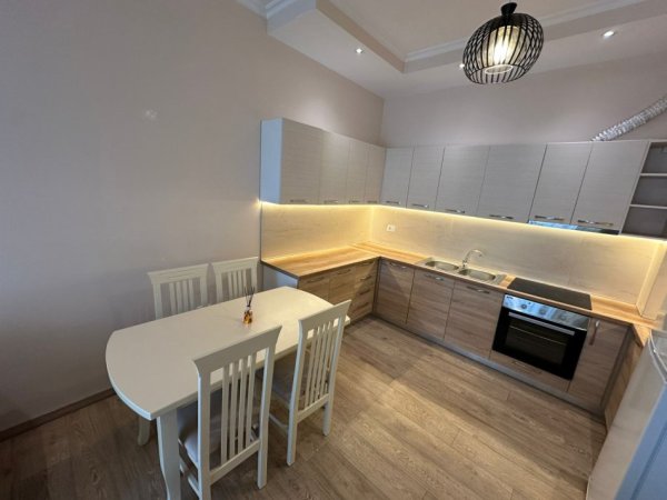 Tirane, jepet me qera apartament 2+1+Ballkon Kati 2, 85 m² 600 € (Rruga e Kavajes)