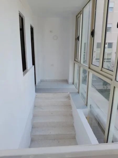 Shqiperi, jepet me qera ambjent biznesi Kati 2, 57 m² 300 € (Jordan misja)