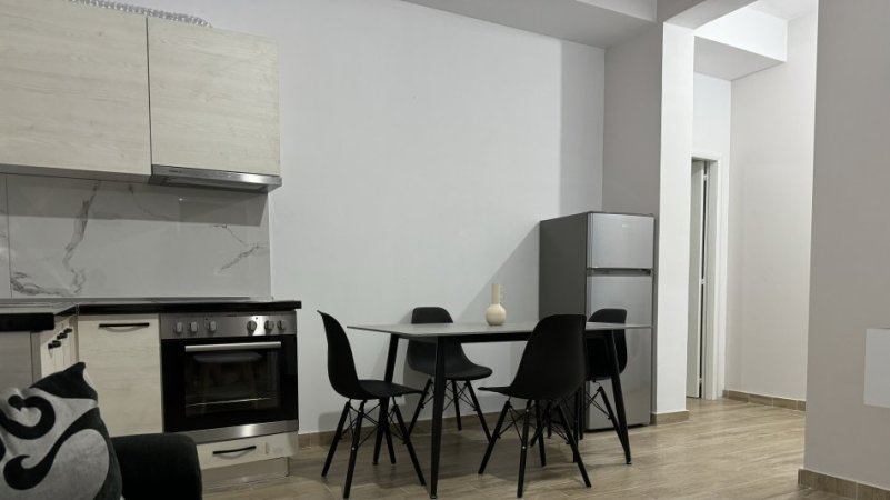 Tirane, jepet me qera Vile 1+1 Kati 1, 60 m² 350 € (rruga 3 Deshmoret)