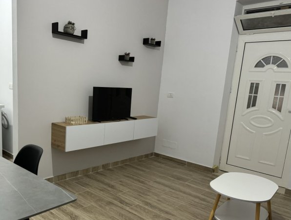 Tirane, jepet me qera Vile 1+1 Kati 1, 60 m² 350 € (rruga 3 Deshmoret)