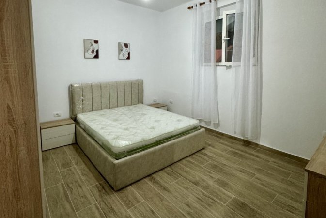 Tirane, jepet me qera Vile 1+1 Kati 1, 60 m² 350 € (rruga 3 Deshmoret)