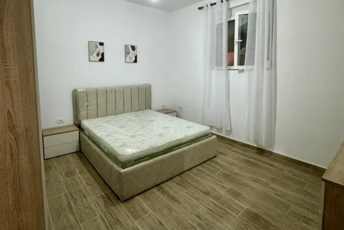 Tirane, jepet me qera Vile 1+1 Kati 1, 60 m² 350 € (rruga 3 Deshmoret)