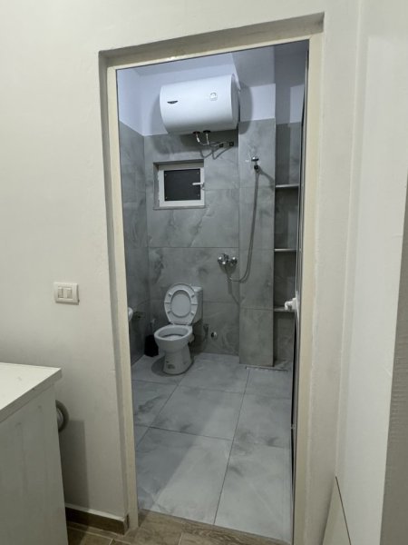Tirane, jepet me qera Vile 1+1 Kati 1, 60 m² 350 € (rruga 3 Deshmoret)