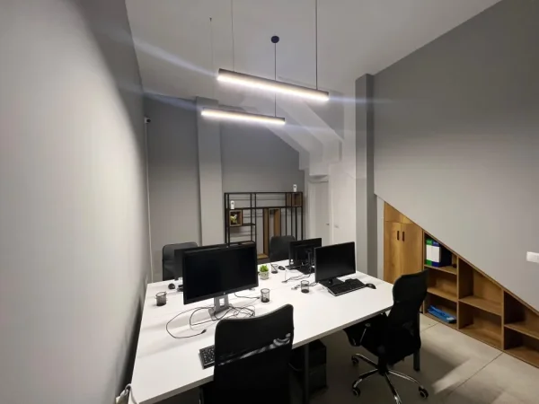 Tirane, jepet me qera zyre Kati 1, 25 m² 300 € (21 DHJETORI)