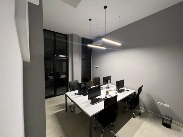 Tirane, jepet me qera zyre Kati 1, 25 m² 300 € (21 DHJETORI)