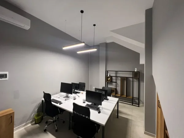 Tirane, jepet me qera zyre Kati 1, 25 m² 300 € (21 DHJETORI)