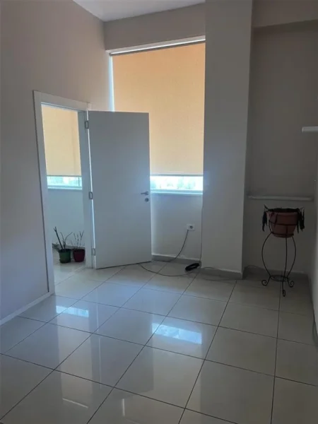 Tirane, jepet me qera dyqan Kati 1, 40 m² 330 € (Kompleksi Halili)