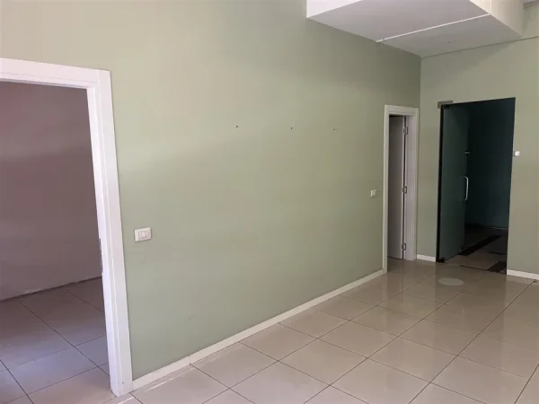Tirane, jepet me qera dyqan Kati 1, 40 m² 330 € (Kompleksi Halili)