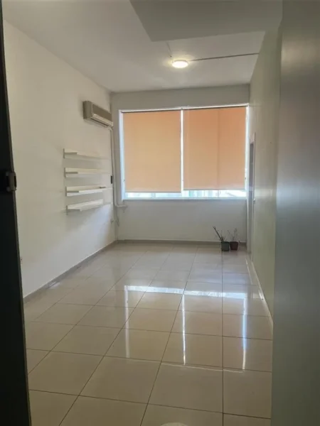 Tirane, jepet me qera dyqan Kati 1, 40 m² 330 € (Kompleksi Halili)