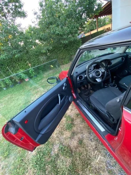 Tirane, shes makine MINI COPER one d Nafte, e kuqe manuale 255 km 2.500 €