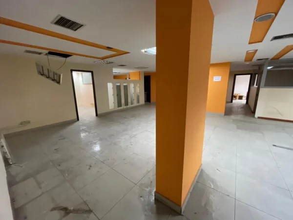 Tirane, jepet me qera zyre Kati -1, 700 m² 5.000 € (Blloku)