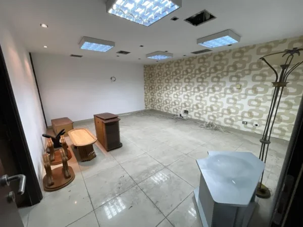 Tirane, jepet me qera zyre Kati -1, 700 m² 5.000 € (Blloku)