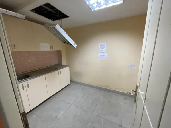 Tirane, jepet me qera zyre Kati -1, 700 m² 5.000 € (Blloku)