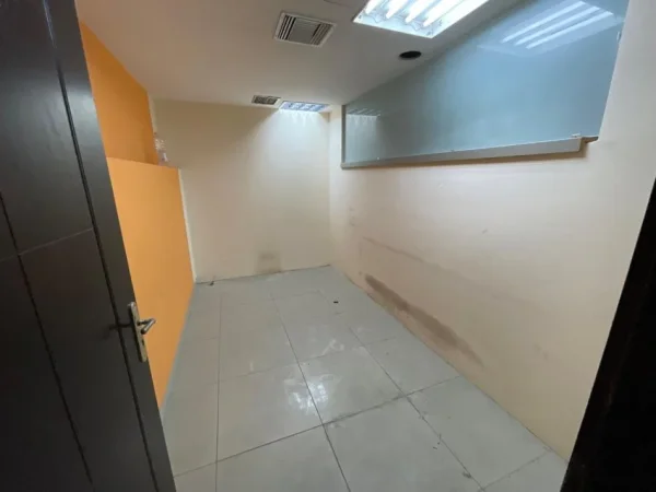 Tirane, jepet me qera zyre Kati -1, 700 m² 5.000 € (Blloku)