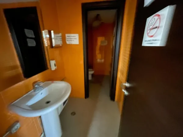 Tirane, jepet me qera zyre Kati -1, 700 m² 5.000 € (Blloku)