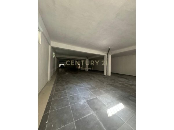 Tirane, shes ambjent biznesi 200M2 DHE POST PARKIMI 300M2, Kati 0, 500 m² 770.000 € (Rruga Bill Klinton, Kodra e Diellit)