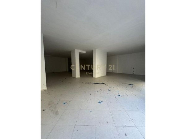 Tirane, shes ambjent biznesi 200M2 DHE POST PARKIMI 300M2, Kati 0, 500 m² 770.000 € (Rruga Bill Klinton, Kodra e Diellit)