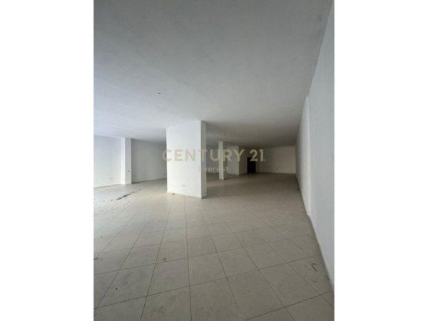 Tirane, shes ambjent biznesi 200M2 DHE POST PARKIMI 300M2, Kati 0, 500 m² 770.000 € (Rruga Bill Klinton, Kodra e Diellit)