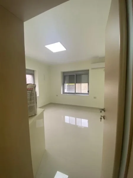 Tirane, jepet me qera zyre Kati 2, 60 m² 600 € (rruga Bardhyl)