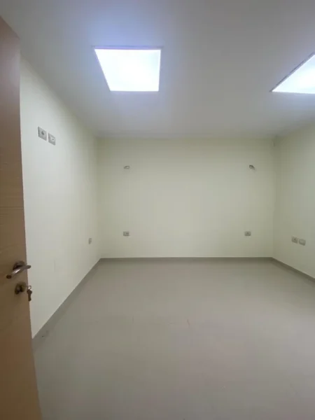 Tirane, jepet me qera zyre Kati 2, 60 m² 600 € (rruga Bardhyl)