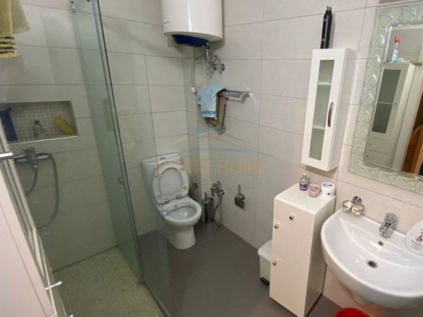 Tirane, jepet me qera apartament 2+1+Ballkon Kati 4, 100 m² 650 € (Jusuf Vrioni)