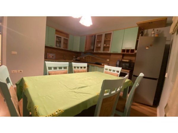 Tirane, jepet me qera apartament 2+1+Ballkon Kati 4, 100 m² 650 € (Jusuf Vrioni)
