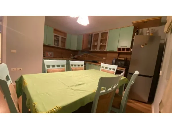 Tirane, jepet me qera apartament 2+1+Ballkon Kati 4, 100 m² 650 € (Jusuf Vrioni)