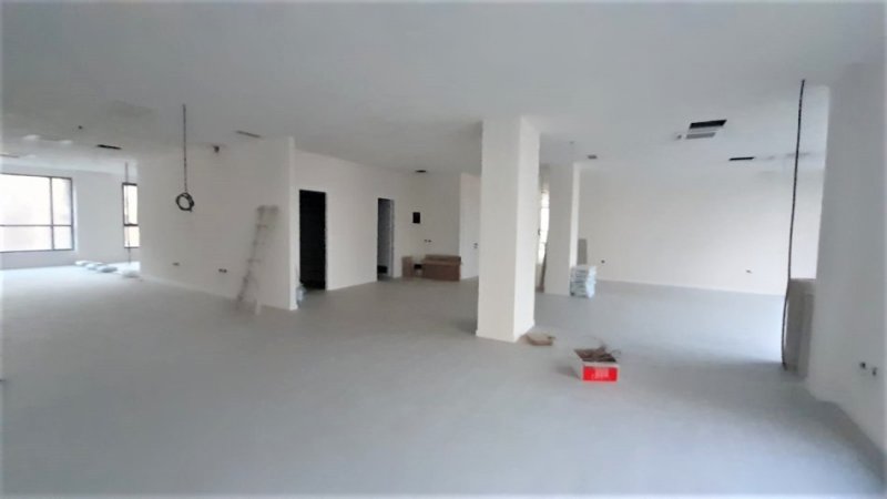Tirane, jepet me qera zyre Kati 1, 415 m² 5.200 € (Pazari i ri)
