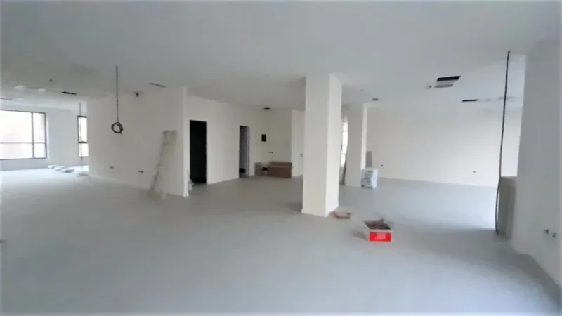 Tirane, jepet me qera zyre Kati 1, 415 m² 5.200 € (Pazari i ri)