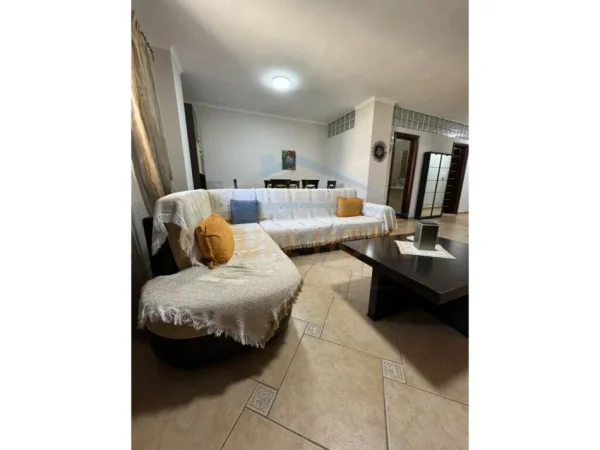 Tirane, jepet me qera apartament 2+1+Ballkon Kati 2, 121 m² 650 € (Laprake)