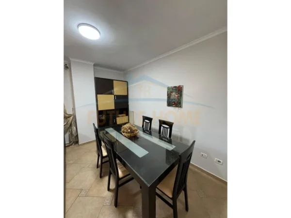 Tirane, jepet me qera apartament 2+1+Ballkon Kati 2, 121 m² 650 € (Laprake)