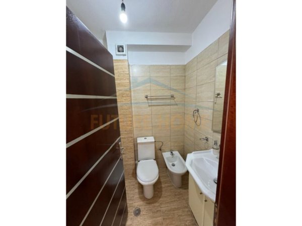 Tirane, jepet me qera apartament 2+1+Ballkon Kati 2, 121 m² 650 € (Laprake)