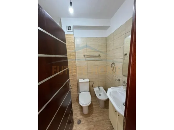 Tirane, jepet me qera apartament 2+1+Ballkon Kati 2, 121 m² 650 € (Laprake)