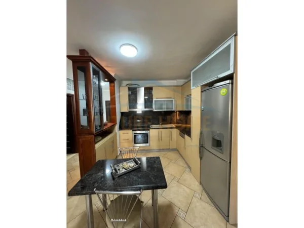 Tirane, jepet me qera apartament 2+1+Ballkon Kati 2, 121 m² 650 € (Laprake)