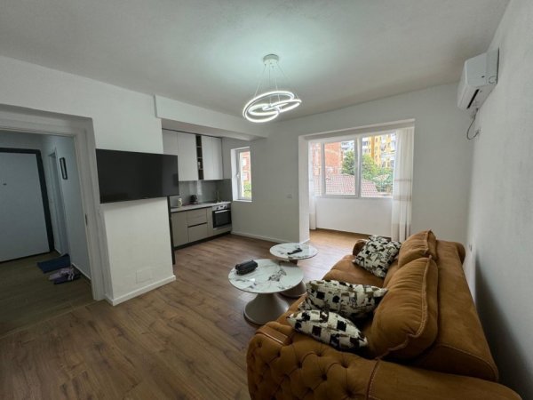 Tirane, jepet me qera apartament 1+1 Kati 2, 55 m² 600 € (Harry Fults)