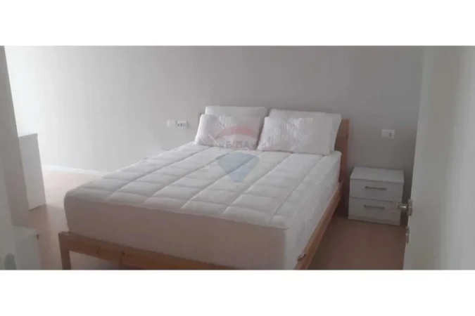 Tirane, jepet me qera apartament 1+1 , 72 m² 550 € (Ali Demi)