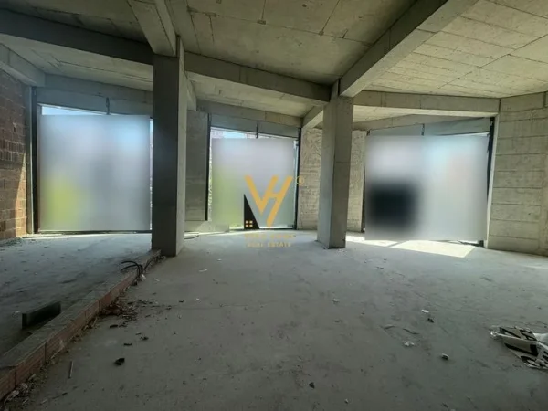 Tirane, jepet me qera zyre Kati 1, 160 m² 2.750 € (RRUGA E BARRIKADAVE)