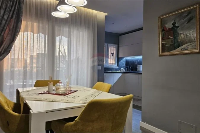 Tirane, shitet apartament 2+1 , 105 m² (Apartament 2+1+2 per shitje, Pallati me Shigjeta!)