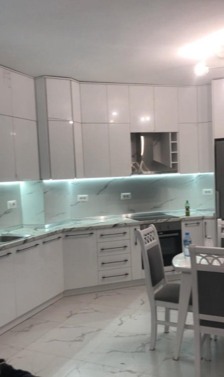 Tirane, jepet me qera apartament 2+1+Ballkon Kati 4, 114 m² 600 € (Don Bosko , prane shkolles vace zela)