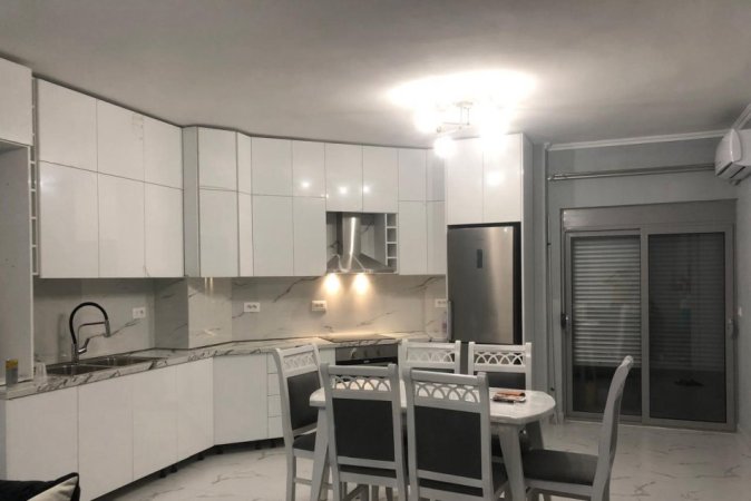 Tirane, jepet me qera apartament 2+1+Ballkon Kati 4, 114 m² 600 € (Don Bosko , prane shkolles vace zela)