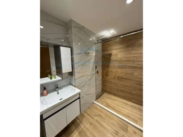 Tirane, jepet me qera apartament 2+1 Kati 8, 120 m² 700 € (ZOGU I ZI)