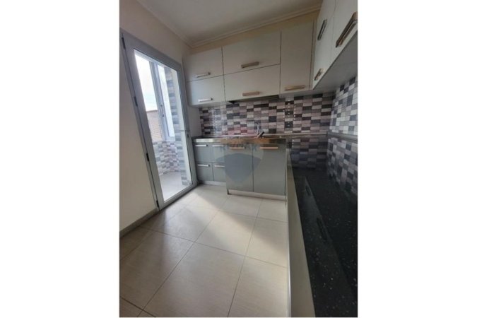 Tirane, jepet me qera apartament 1+1 Kati 3, 70 m² 550 € (Jepet apartament 1+1 me qira ne Brryl)