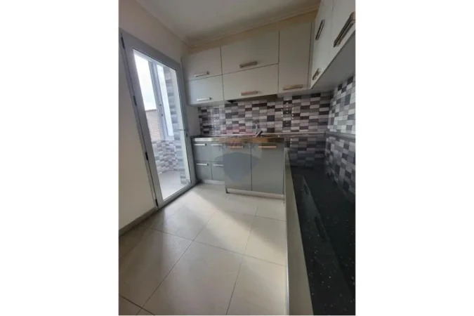 Tirane, jepet me qera apartament 1+1 Kati 3, 70 m² 550 € (Jepet apartament 1+1 me qira ne Brryl)