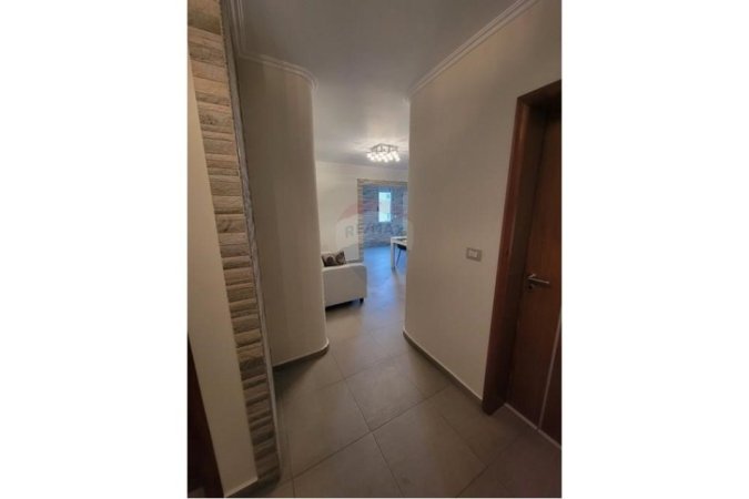 Tirane, jepet me qera apartament 1+1 Kati 3, 70 m² 550 € (Jepet apartament 1+1 me qira ne Brryl)