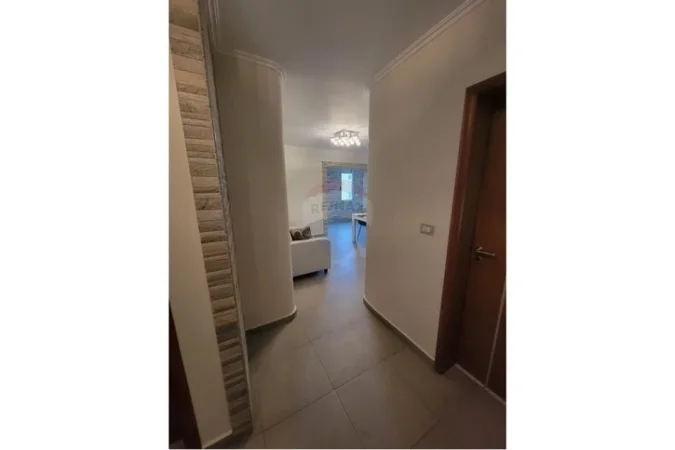 Tirane, jepet me qera apartament 1+1 Kati 3, 70 m² 550 € (Jepet apartament 1+1 me qira ne Brryl)