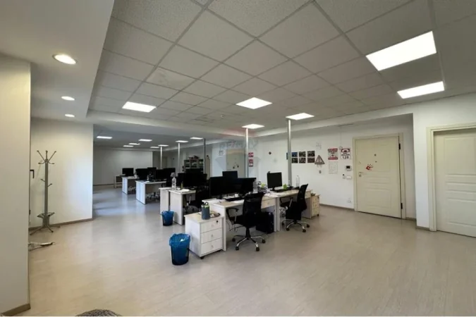 Tirane, jepet me qera , 272 m² 5.500 € (Papa gjon Pali 2)