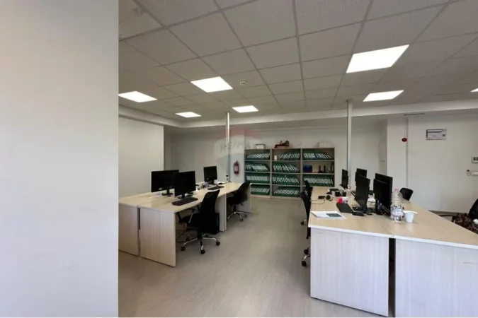 Tirane, jepet me qera , 272 m² 5.500 € (Papa gjon Pali 2)