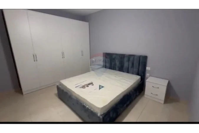 Tirane, jepet me qera apartament 1+1 , 110 m² 500 € (astir)